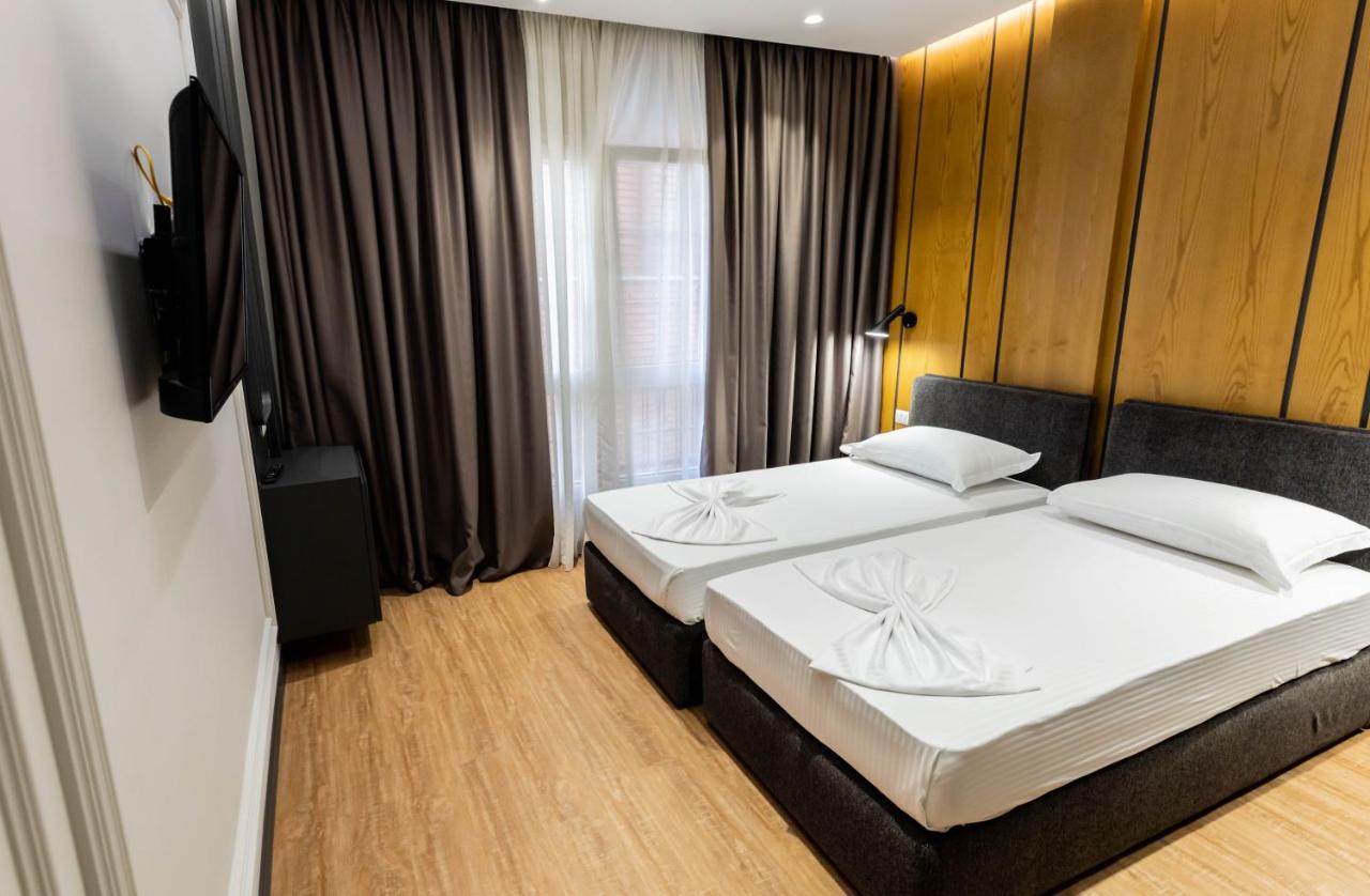 Hotel La Favorita Tirana Esterno foto