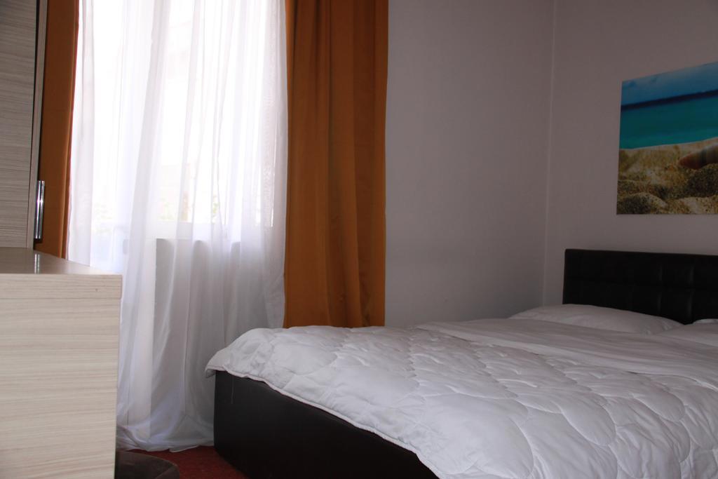 Hotel La Favorita Tirana Esterno foto