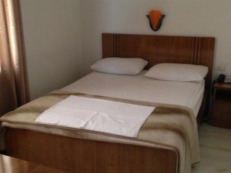 Hotel La Favorita Tirana Esterno foto