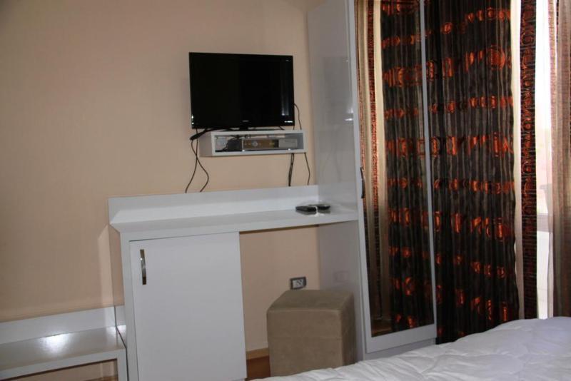 Hotel La Favorita Tirana Esterno foto